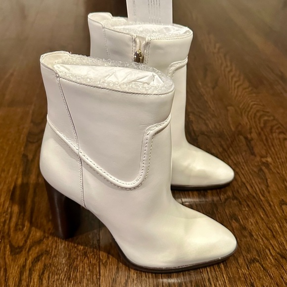 NWT Vince Camuto Leather Epandra Ankle Boot- Coconut Cream - Size 7 - Picture 3 of 11